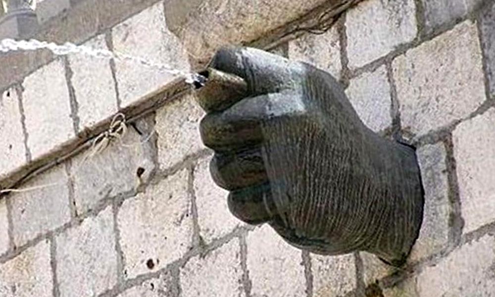 Интересные и необычные памятники и скульптуры Памятник кукишу