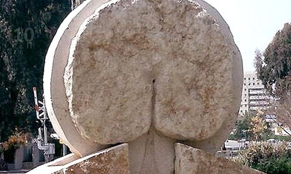 Интересные и необычные памятники и скульптуры Памятник попе